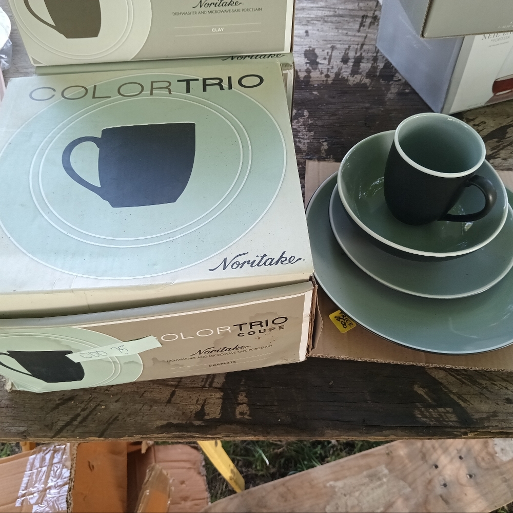 Color Trio four piece dinnerware setting - Picture 2 of 3
